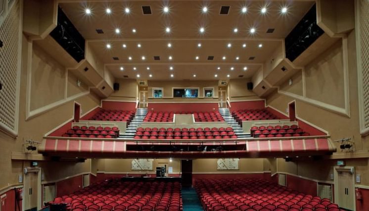 Seddau Awditoriwm Newydd yn Theatr y Colisëwm